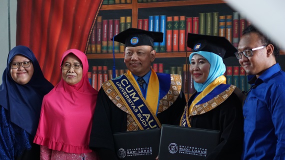 Pasangan Suami Istri Wisuda Bareng Di Universitas Budi Luhur Universitas Budi Luhur